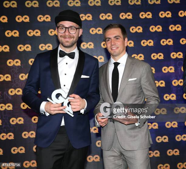 Singer Mark Forster and Philipp Lahm, Soccerplayer FC Bayern Muenchen with award during the show of the GQ Men of the year Award 2017 at Komische...