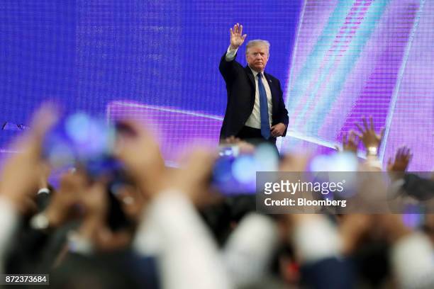 President Donald Trump waves after speaking at the Asia-Pacific Economic Cooperation CEO Summit in Danang, Vietnam, on Friday, Nov. 10, 2017....