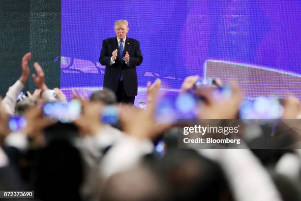 President Donald Trump applauds after speaking at the Asia-Pacific Economic Cooperation CEO Summit in Danang, Vietnam, on Friday, Nov. 10, 2017....