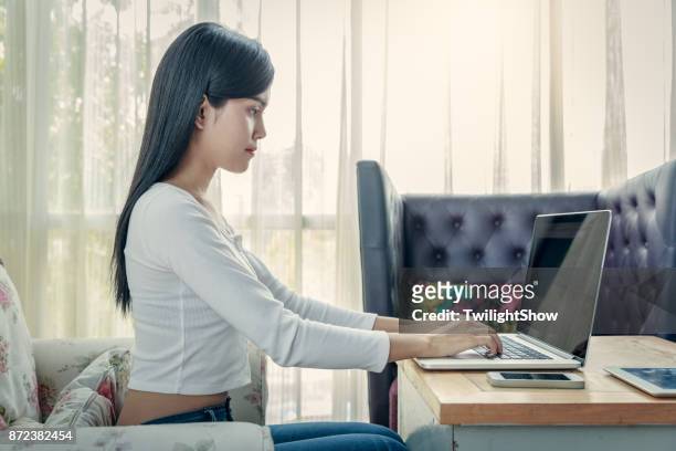 arbeiten am laptop  - good posture stock-fotos und bilder