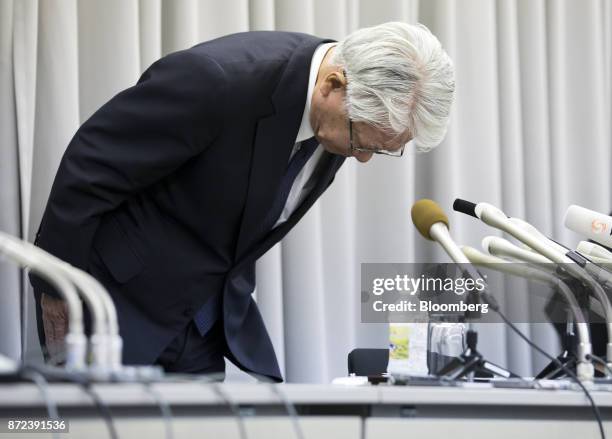 Hiroya Kawasaki, president and chief executive officer of Kobe Steel Ltd., bows during a news conference in Tokyo, Japan, on Friday, Nov. 10, 2017....