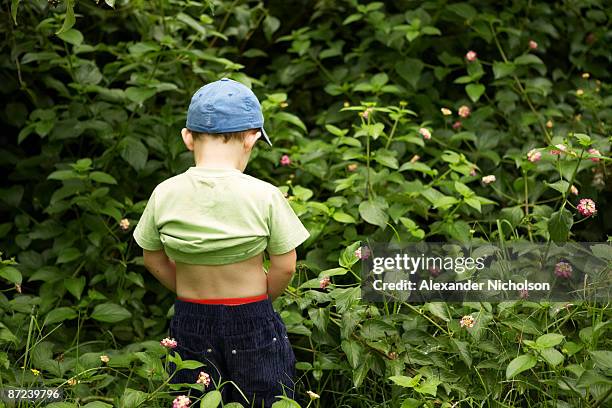 young boy relieving himself - urine photos et images de collection