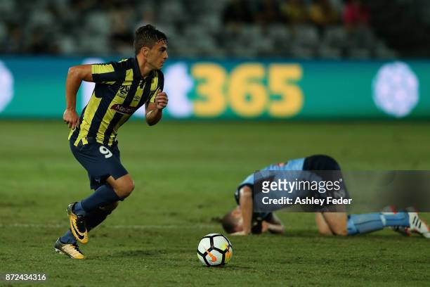Asdrubal of the Mariners in action during the round six A-League match between the Central Coast Mariners and Sydney FC at Central Coast Stadium on...
