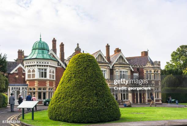 bletchley park mansion - alan turing photos et images de collection