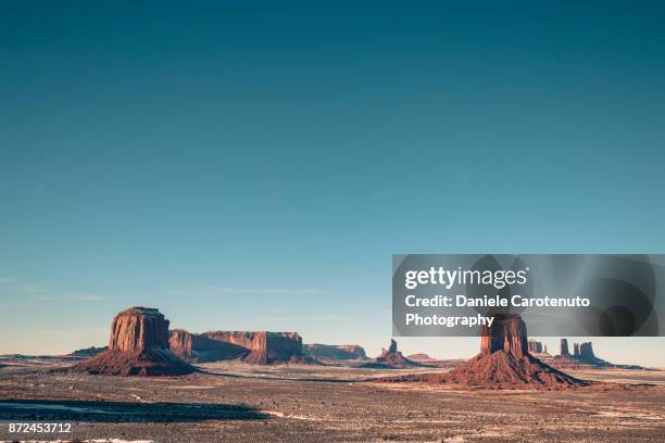 monument valley rocks from artist point - daniele carotenuto stock-fotos und bilder