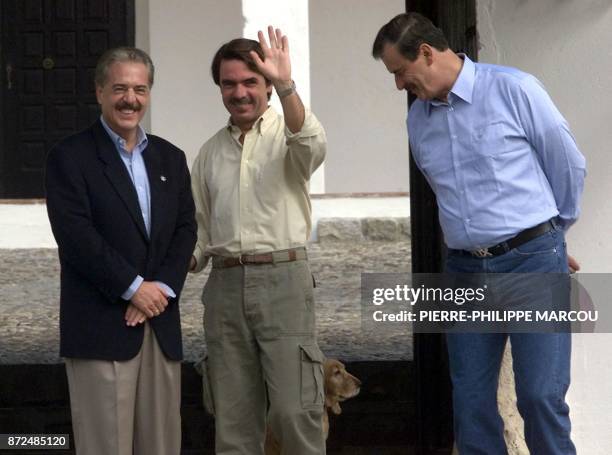 Spanish Prime Minister Jose Maria Aznar waves with Presidents of Mexico, Vicente Fox , and Colombia, Andres Pastrana 14 October 2001, at Aznar's...