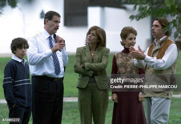 Spanish Prime Minister Jose Maria Aznar and his wife, Ana Botella meet Mexican President Vicente Fox and his wife Marta Sahagun 13 October 2001, at...