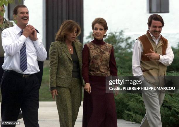 Spanish Prime Minister Jose Maria Aznar and his wife, Ana Botella meet Mexican President Vicente Fox and his wife Marta Sahagun 13 October 2001, at...