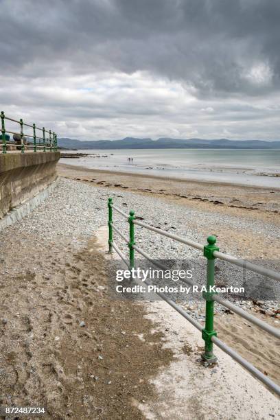 path to the beach at criccieth, north wales - tremadog bay stock pictures, royalty-free photos & images