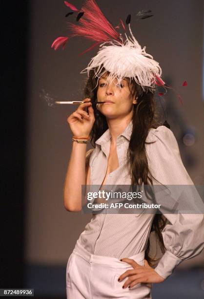 Una modelo fuma cuando presenta prendas del diseñador español Duyos, durante la Semana Internacional de la Moda primavera verano 2002, en Madrid, el...