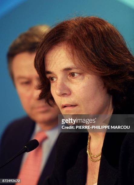 La Commissaire européenne aux Transports et à l'Energie, l'Espagnole Loyola de Palacio, donne une conférence de presse, le 02 février 2001 à Madrid,...