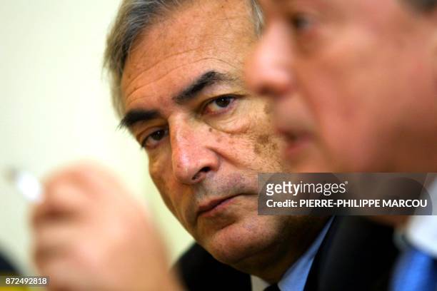 L'ex-ministre de l'Economie et des Finances Dominique Strauss-Kahn au côté de l'ex-ministre de l'Economie espagnol Carlos Solchaga assiste, le 01...