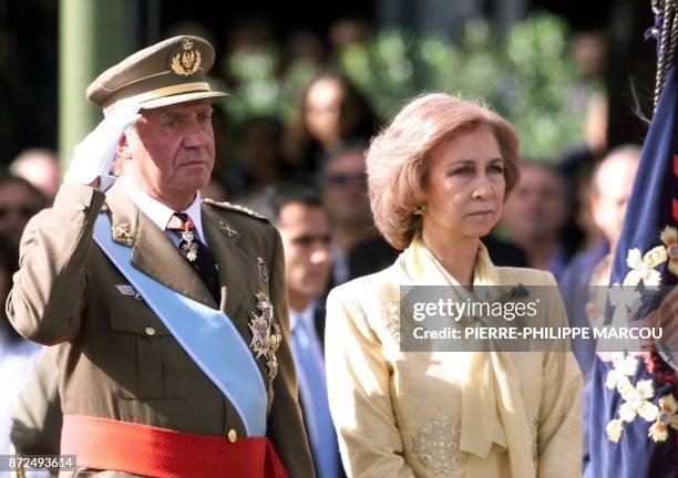 Le roi Juan Carlos d'Espagne et la reine Sofia assistent, le 12 octobre 2000 à Madrid au défilé militaire à l'occasion de la fête nationale.