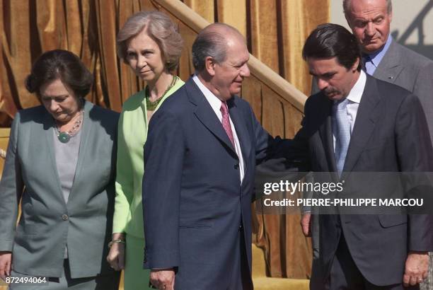 Chilean President Ricardo Lagos discusses with Spanish Prime Minister Jose Maria Aznar at the El Prado palace in Madrid 04 June 2001. Luisa Duran,...