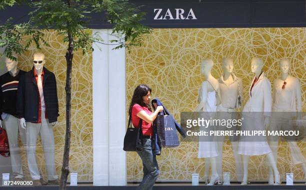 Espagne-industrie-distribution-textile-internet A woman leaves on May 23, 2001 a Zara shop in the Conde de Penalver street, central Madrid. Spanish...