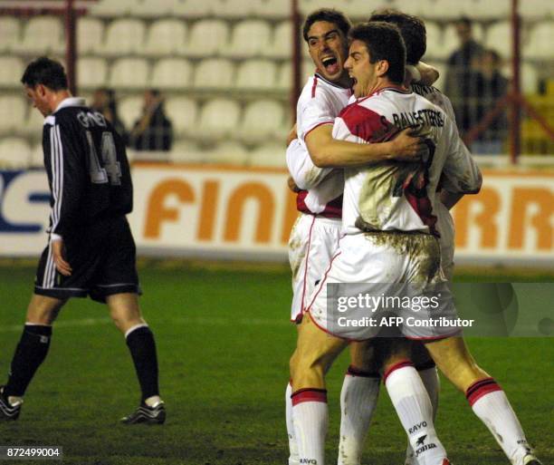 De Quintana entouré de ses coéquipiers du Rayo Vallecano jubile après avoir marqué le but de l'égalisation face aux Girondins de Bordeaux le 15...