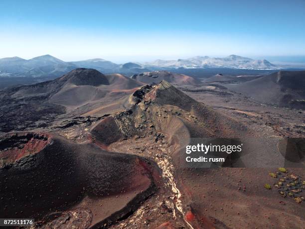 luchtfoto vulkanische landschap, het nationaal park timanfaya, lanzarote, canarische eilanden - timanfaya national park stockfoto's en -beelden