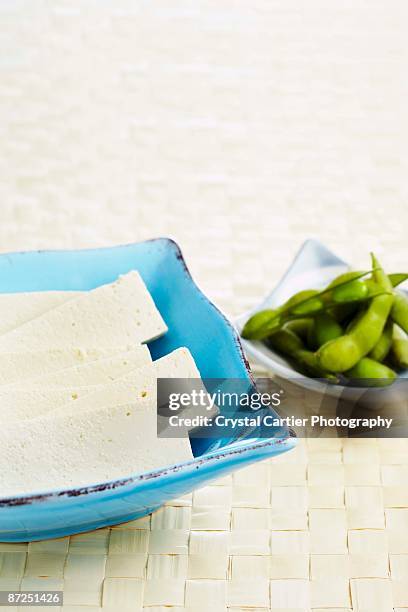 tofu and soybeans - rieten mat stockfoto's en -beelden