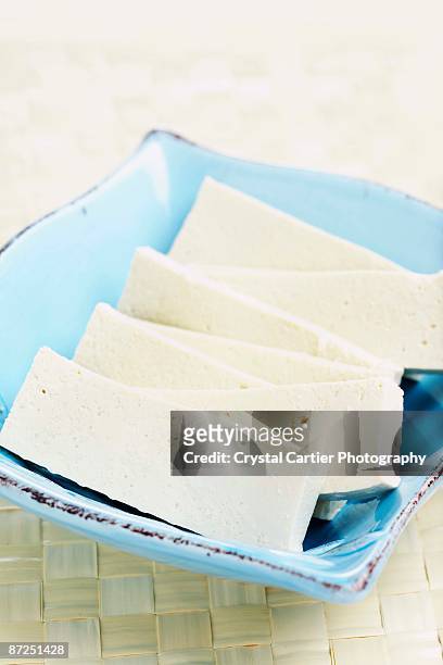 sliced tofu - rieten mat stockfoto's en -beelden