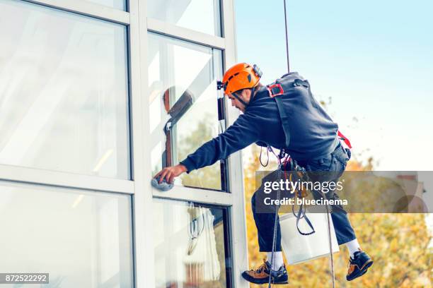 wasmachine van het venster - window cleaner stockfoto's en -beelden