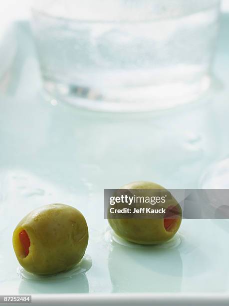 olives with cocktail glasses - olive pimento 個照片及圖片檔