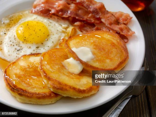 grand-slam-frühstück - pfannkuchen, speck und eiern - eierkuchen speise stock-fotos und bilder