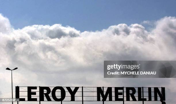 Vue du magasin Leroy Merlin de Mondeville , le 10 août 2004. Leroy Merlin détient 31% du marché du bricolage en France, devant Castorama . AFP PHOTO...