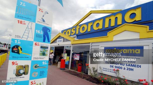 Vue du magasin Castorama de Hérouville St Clair , le 10 août 2004. Castorama détient 30% du marché du bricolage en France, juste derrière Leroy...