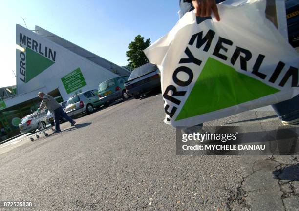 Photo de clients du magasin Leroy Merlin de Mondeville , le 10 août 2004. Leroy Merlin détient 31% du marché du bricolage en France, devant Castorama...