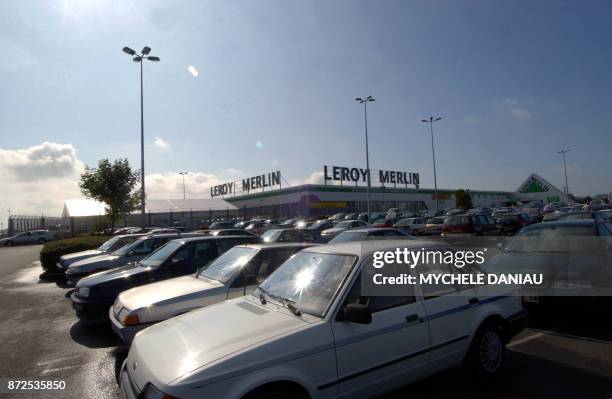 Vue du magasin Leroy Merlin de Mondeville , le 10 août 2004. Leroy Merlin détient 31% du marché du bricolage en France, devant Castorama . AFP PHOTO...