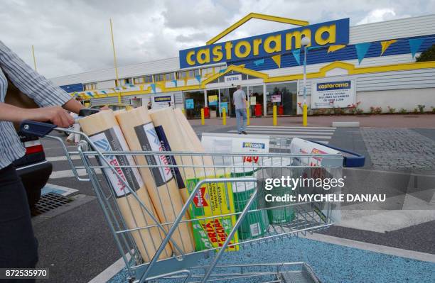 Vue du magasin Castorama de Hérouville St Clair , le 10 août 2004. Castorama détient 30% du marché du bricolage en France, juste derrière Leroy...