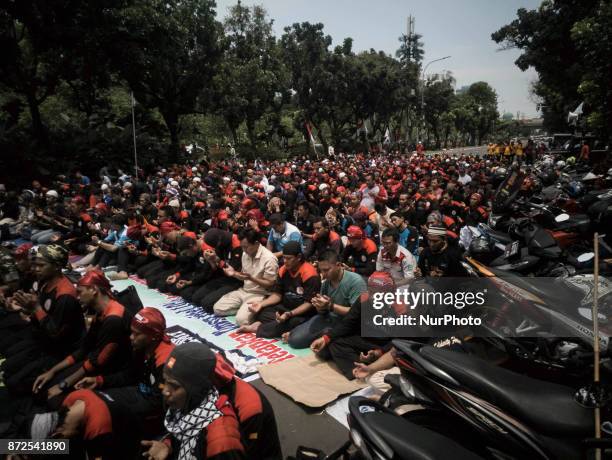 Jakarta, 10 Noember2017 : Thousands of Labor held demonstration in front of Jakarta Governor office at Merdeka Street. They demand the low minimum...