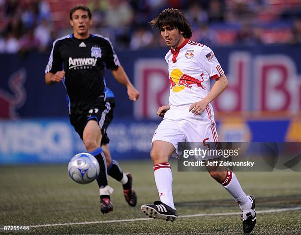 Albert Celades of the New York Red Bulls plays the ball against the San Jose Earthquakes at Giants Stadium in the Meadowlands on May 8, 2009 in East...