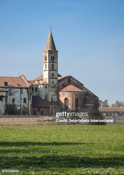 staffarda abbey's apse and bell tower, an example of medieval cistercian architecture in piedmont, italy - cisterciense - fotografias e filmes do acervo