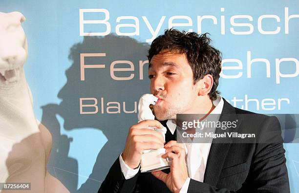 Writer Bora Dagtekin poses with her award during the Bavarian Television Award 'Blauer Panther' 2009 at the Prinzregententheater on May 15, 2009 in...