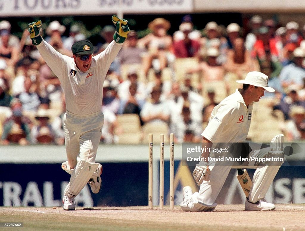 5th test Australia v England in Sydney 5-1-99 Australian wicket-keeper IAN HEALY celebrates as GRAEME HICK is out bowled around his legs by Stuart MaGill