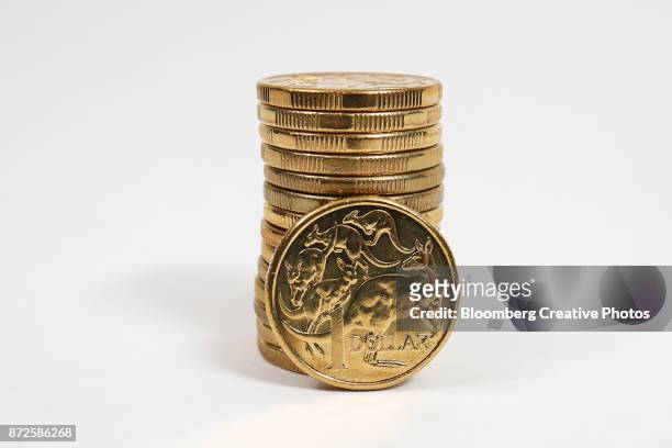 australian one dollar coins - australian dollar stockfoto's en -beelden