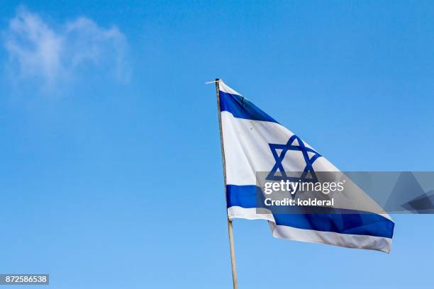 national flag of israel against blue sky - israeli flag stockfoto's en -beelden