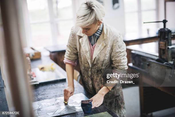 venta de obras de arte hechas a mano - grabado calcográfico fotografías e imágenes de stock