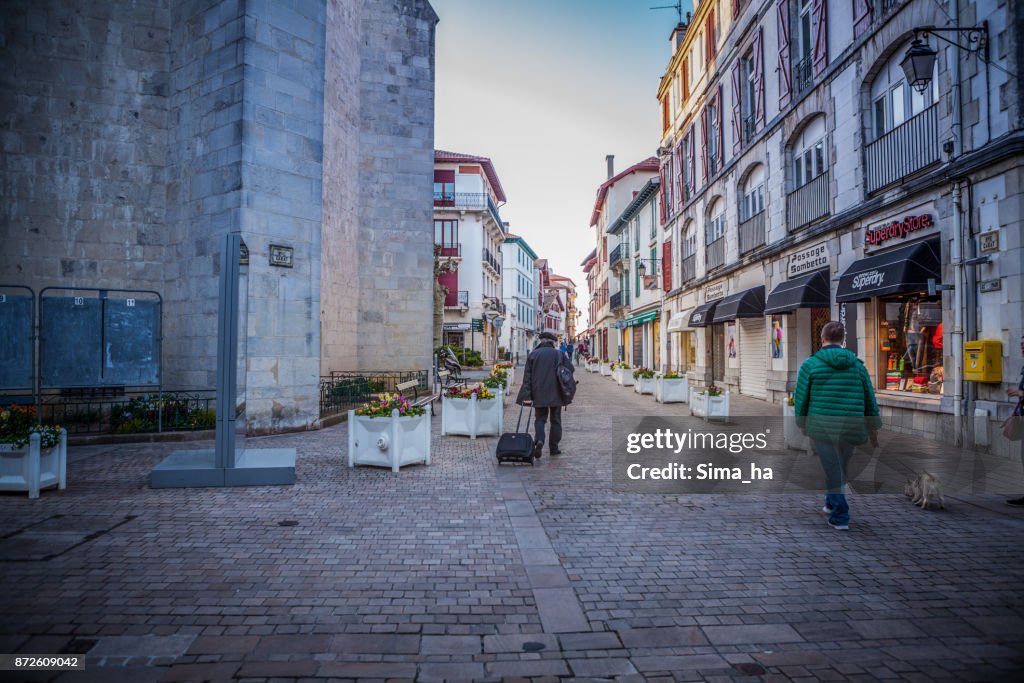 Un homme avec un terrier cairn sur Rue Joseph Garat à Saint-Jean-de-Luz, France