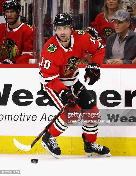 Patrick Sharp of the Chicago Blackhawks looks to pass against the Montreal Canadiens at the United Center on November 5, 2017 in Chicago, Illinois....