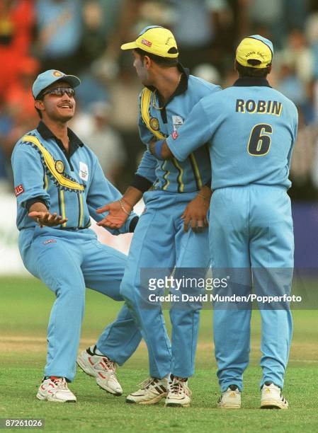 UNITED KINGDOM CRICKET : YUVRAJ SINGH OF INDIA IS CONGRATULATED ON A GREAT CATCH BY SAURAV GANGULY AND ROBIN SINGH, INDIA V AUSTRALIA IN NAIROBI, ICC...