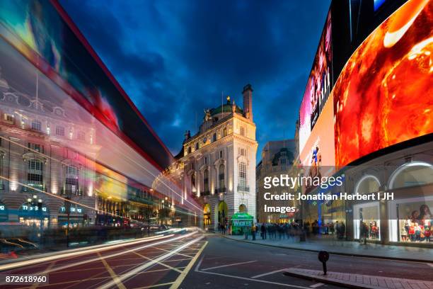piccadilly light trails - piccadilly circus stock-fotos und bilder