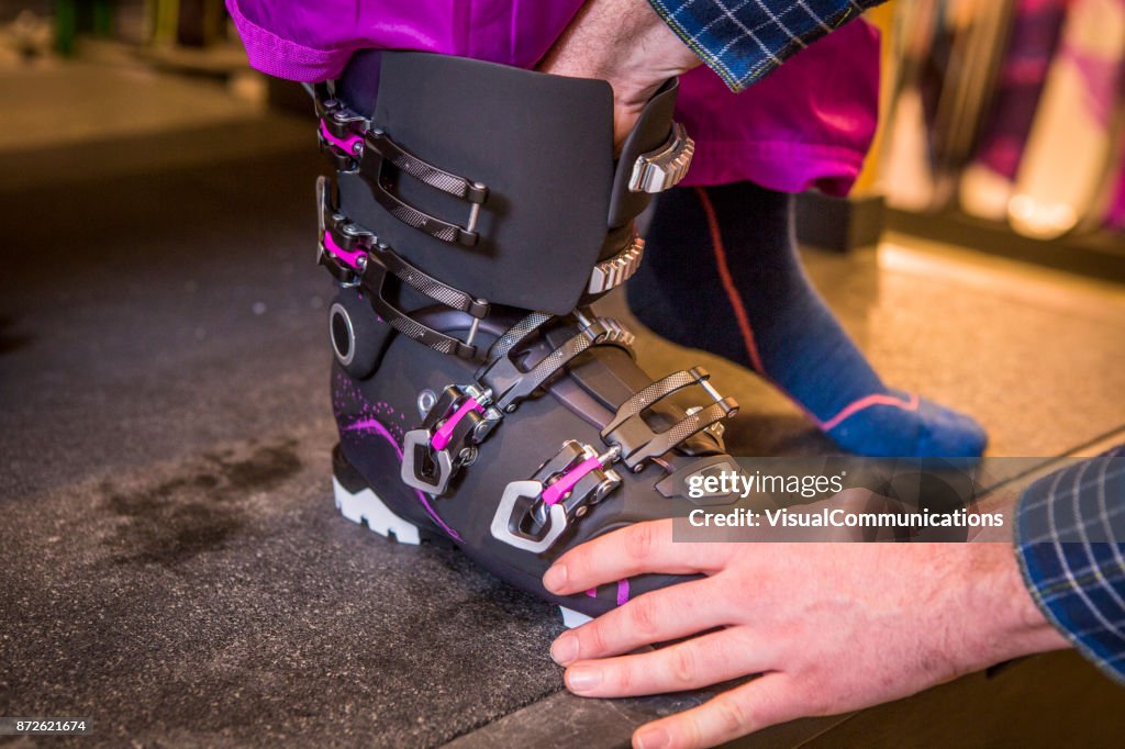 Het meten van de grootte van de voeten in de winkel.