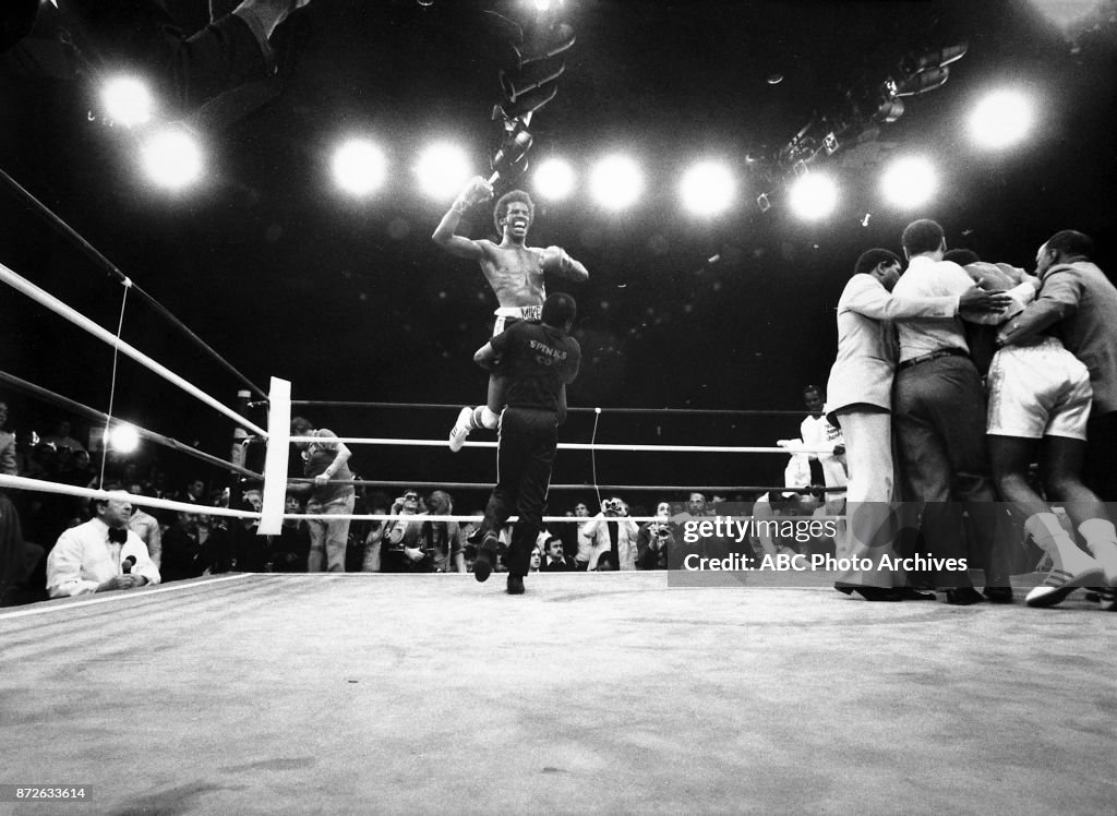 Mac Spinks Roma Michael Spinks boxing at Steel Pier, March 8, 1981. News Photo - Getty ...