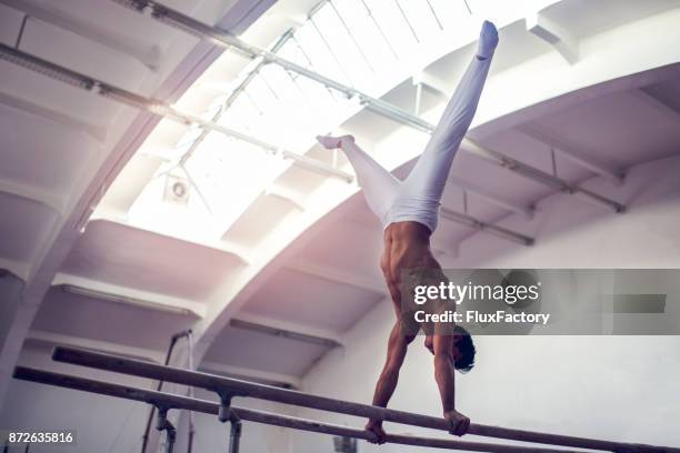 男體操運動員雙杠練習 - parallel bars gymnastics equipment 個照片及圖片檔