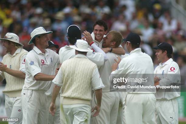 Cricket: 4th test 2005 England v Australia at Trent Bridge SUBSTITUTE FIELDER GARY PRATT OF DURHAM IS LIFTED AFTER HIS DIRECT THROW HIT THE STUMPS TO...