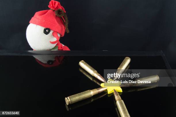 snowman observing bullets - machine christmas tree imagens e fotografias de stock