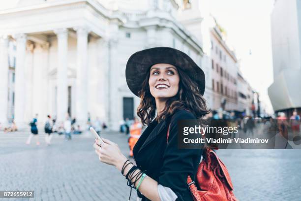 bellissimo giovane turista che cammina per le strade in italia - tourist group foto e immagini stock