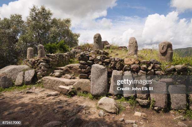 megalithic menhir statues - construcción megalítica fotografías e imágenes de stock